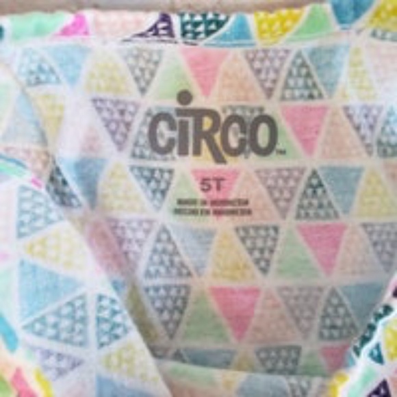 5/$30 🍭 Circo Girls 5T Triangle Top & Bottom - Picture 5 of 6